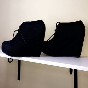 Black wedged booties